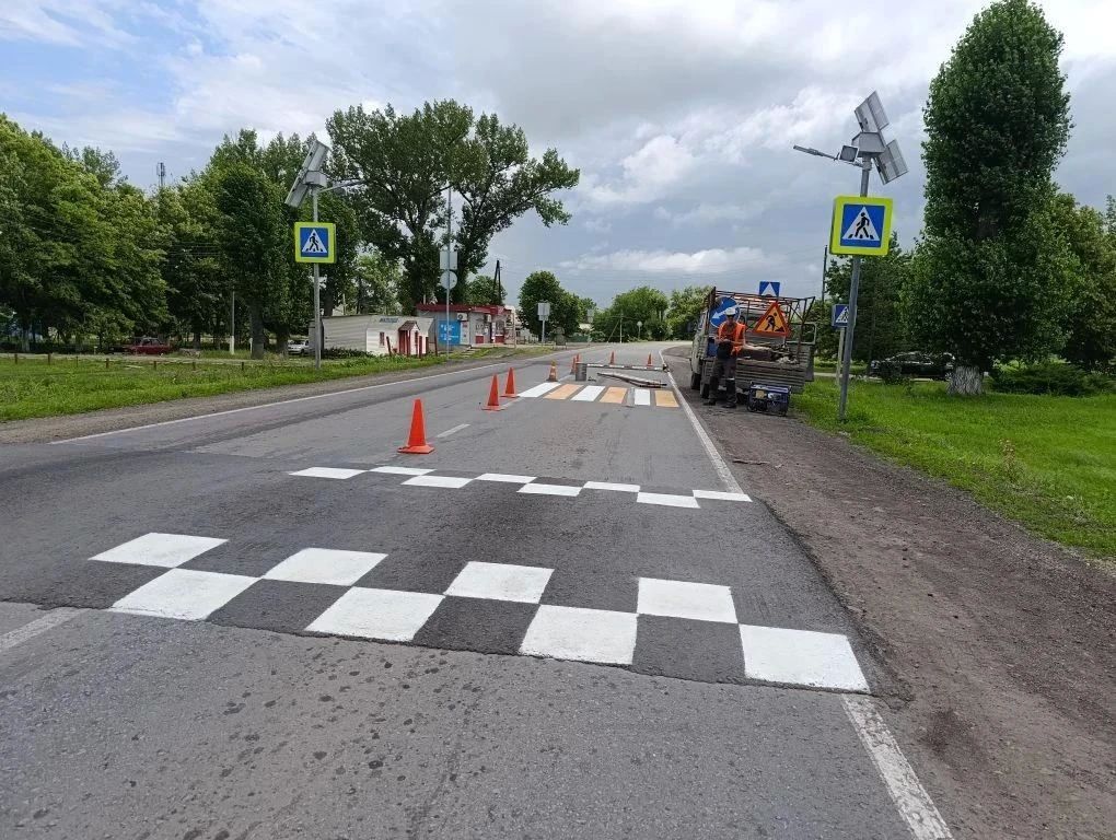 На участке автомобильной дороги 43 ОП РЗ 43К16 «Ровеньки — Антрацит», примыкающей к учебновоспитательному комплексу имени Олега Кошевого, пгт Пролетарский выполняются работы по обустройству пешеходного перехода На участке автомобильной дороги 43 ОП РЗ 43К16 «Ровеньки — Антрацит», примыкающей к учебновоспитательному комплексу имени Олега Кошевого, пгт Пролетарский выполняются работы по обустройству пешеходного перехода