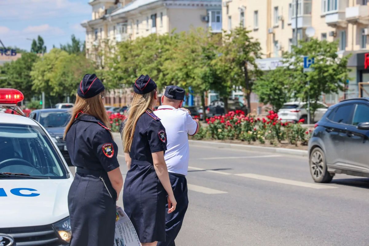 Сотрудники Госавтоинспекции провели тематическую акцию для водителей в честь празднования юбилея службы Сотрудники Госавтоинспекции провели тематическую акцию для водителей в честь празднования юбилея службы