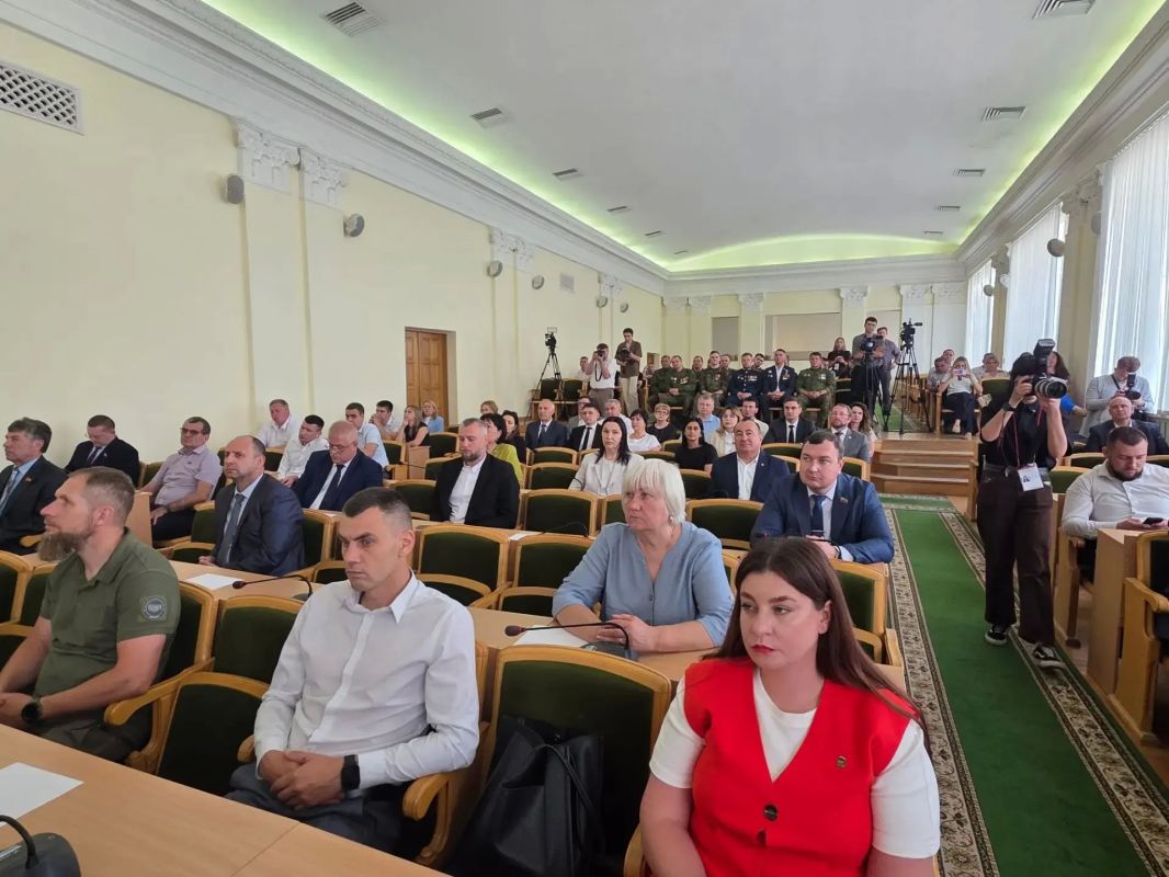 Начала региональную неделю с внеочередного заседания Народного Совета ЛНР, на котором представители законодательной и исполнительной власти, военнослужащие и журналисты заслушали отчет Главы ЛНР о результатах деятельности... Начала региональную неделю с внеочередного заседания Народного Совета ЛНР, на котором представители законодательной и исполнительной власти, военнослужащие и журналисты заслушали отчет Главы ЛНР о результатах деятельности...