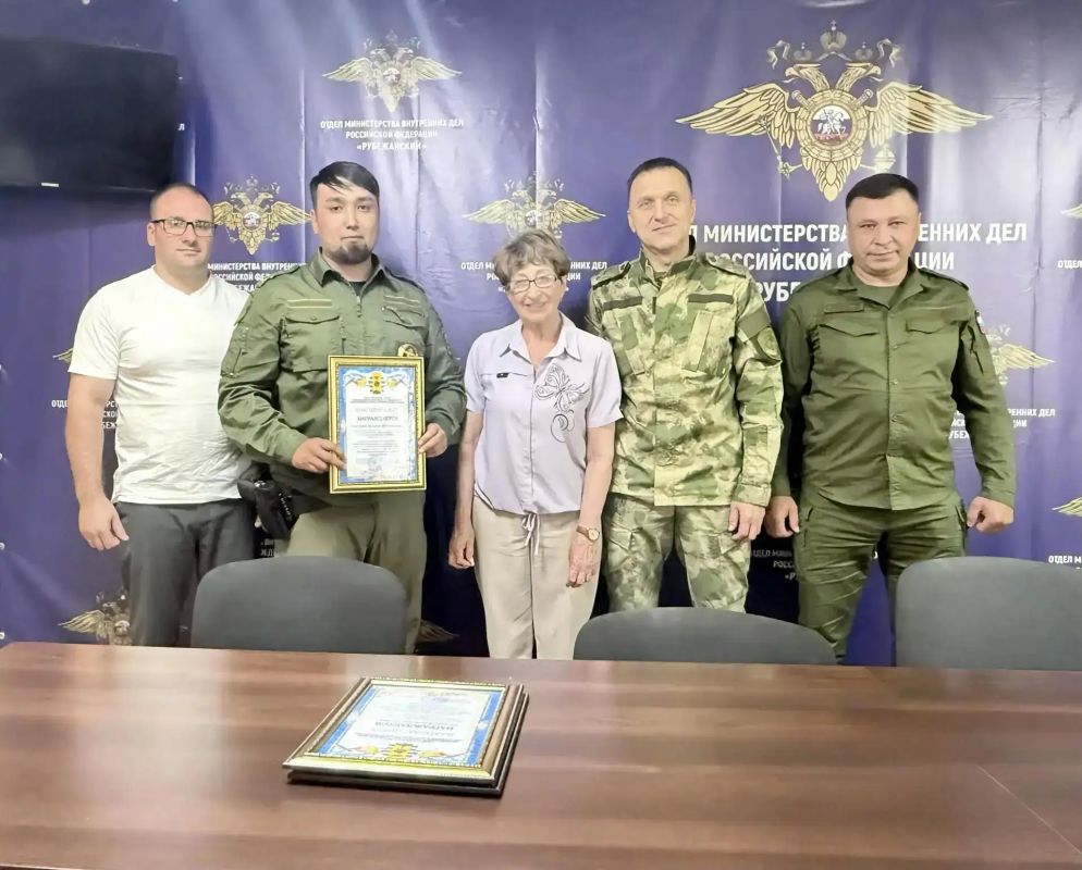 Председатель Совета города Рубежное Нелли Задирака вместе с членом Молодёжного парламента при Народном Совете Луганской Народной Республики Сергеем Тютюнником вручили благодарственные письма от врип главы городского округа... Председатель Совета города Рубежное Нелли Задирака вместе с членом Молодёжного парламента при Народном Совете Луганской Народной Республики Сергеем Тютюнником вручили благодарственные письма от врип главы городского округа...