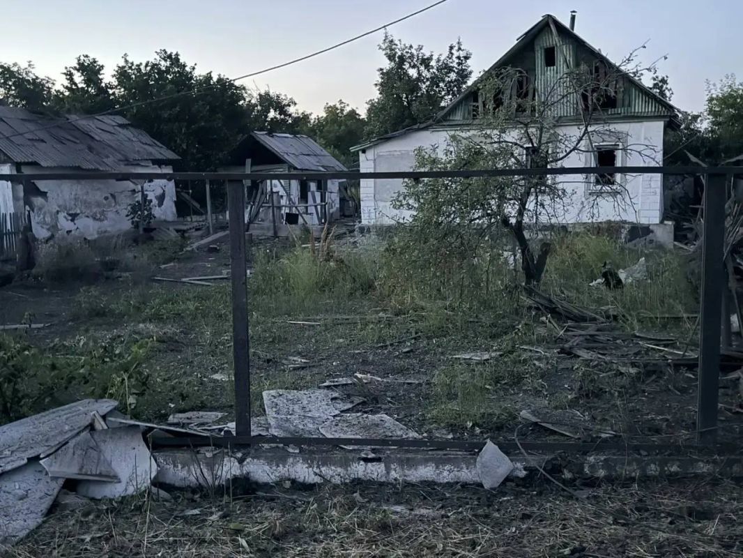 Леонид Пасечник: Вчера вечером украинские неонацисты нанесли ракетный удар по частному сектору в Свердловске Леонид Пасечник: Вчера вечером украинские неонацисты нанесли ракетный удар по частному сектору в Свердловске