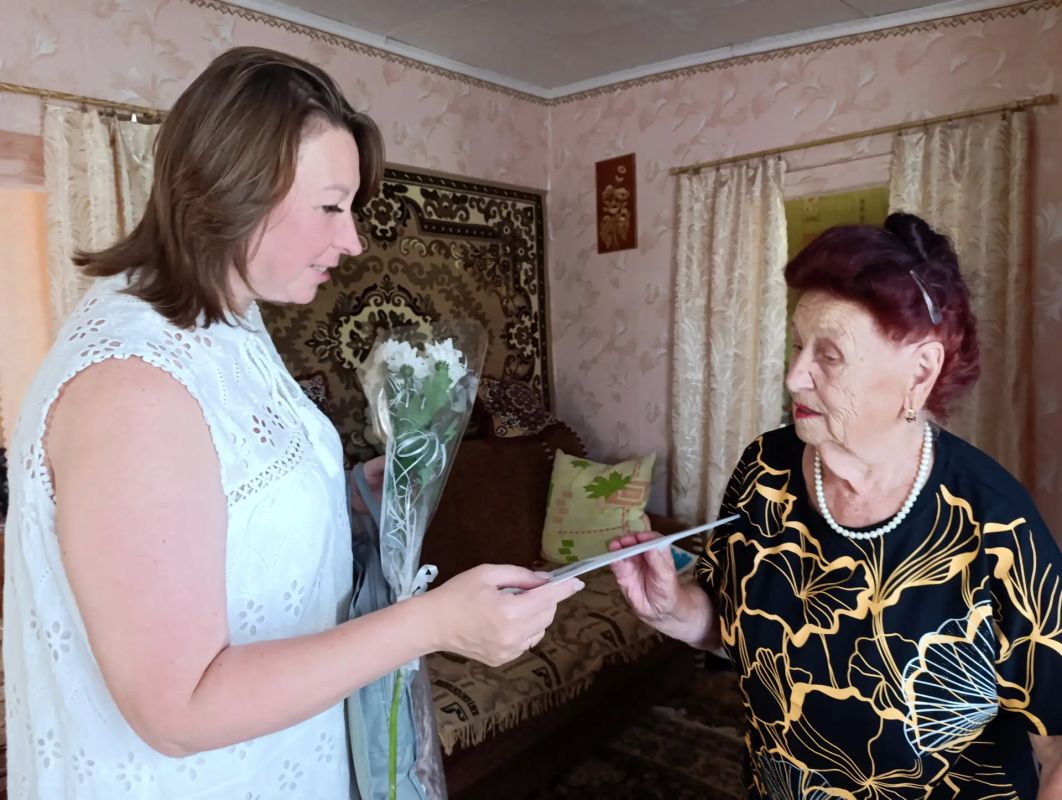 В Антрацитовском муниципальном округе чествовали Марию Егоровну Никоненко, которой исполнилось 95 лет!