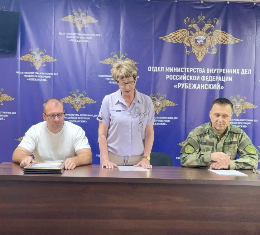 Председатель Совета города Рубежное Нелли Задирака вместе с членом Молодёжного парламента при Народном Совете Луганской Народной Республики Сергеем Тютюнником вручили благодарственные письма от врип главы городского округа... Председатель Совета города Рубежное Нелли Задирака вместе с членом Молодёжного парламента при Народном Совете Луганской Народной Республики Сергеем Тютюнником вручили благодарственные письма от врип главы городского округа...