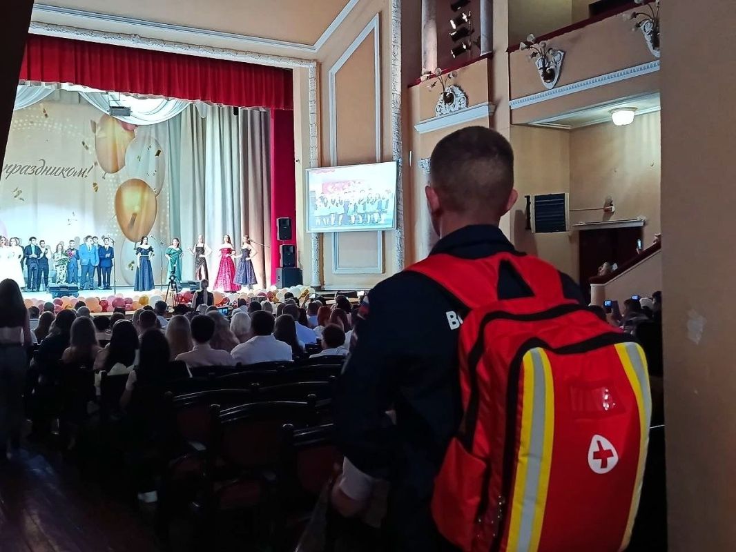 Добровольцы ССО «Молодогвардеец» ЛугРО ВСКС, студенты Краснодонского факультета инженерии и менеджмента (филиал) ЛГУ им. В. Даля, совместно с сотрудниками Отдела Министерства внутренних дел Российской Федерации... Добровольцы ССО «Молодогвардеец» ЛугРО ВСКС, студенты Краснодонского факультета инженерии и менеджмента (филиал) ЛГУ им. В. Даля, совместно с сотрудниками Отдела Министерства внутренних дел Российской Федерации...