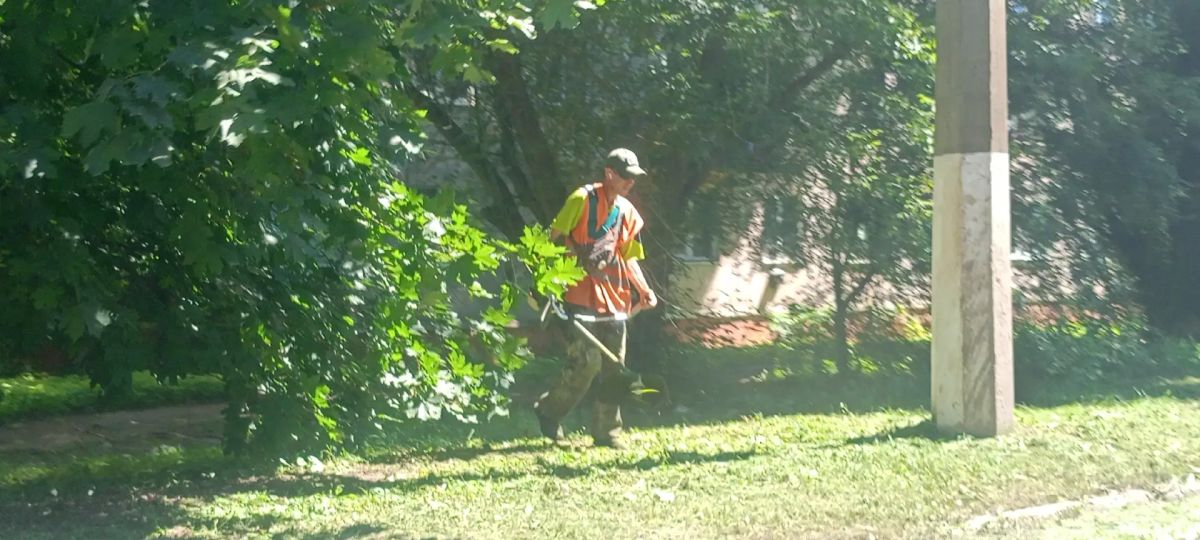 В Молодогвардейске продолжаются работы по благоустройству территории