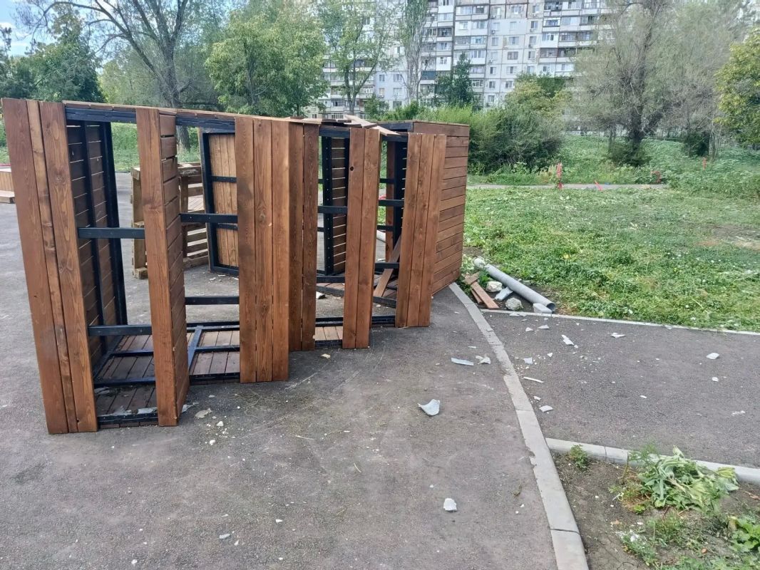 После ряда публикаций в социальных сетях Администрация Луганска передала в МВД ЛНР информацию о вандализме в восстанавливаемом парке «Дружба» После ряда публикаций в социальных сетях Администрация Луганска передала в МВД ЛНР информацию о вандализме в восстанавливаемом парке «Дружба»