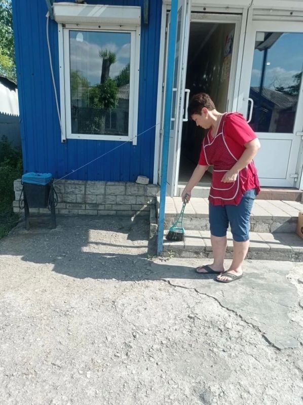 На территории отдела по обеспечению жизнедеятельности пгт Комиссаровка продолжаются еженедельные субботники «Чистый четверг» На территории отдела по обеспечению жизнедеятельности пгт Комиссаровка продолжаются еженедельные субботники «Чистый четверг»