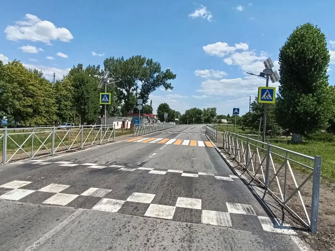 На участке автомобильной дороги 43 ОП РЗ 43К16 «Ровеньки — Антрацит», примыкающей к учебновоспитательному комплексу имени Олега Кошевого, пгт Пролетарский выполняются работы по обустройству пешеходного перехода На участке автомобильной дороги 43 ОП РЗ 43К16 «Ровеньки — Антрацит», примыкающей к учебновоспитательному комплексу имени Олега Кошевого, пгт Пролетарский выполняются работы по обустройству пешеходного перехода