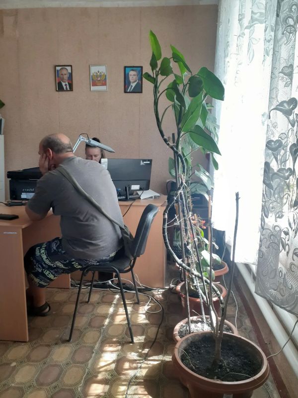 Сегодня на территории Великочерниговского отдела жизнеобеспечения в с.Великая Черниговка специалистами ГБУ ЛНР «МФЦ» был проведён выездной приём граждан Сегодня на территории Великочерниговского отдела жизнеобеспечения в с.Великая Черниговка специалистами ГБУ ЛНР «МФЦ» был проведён выездной приём граждан