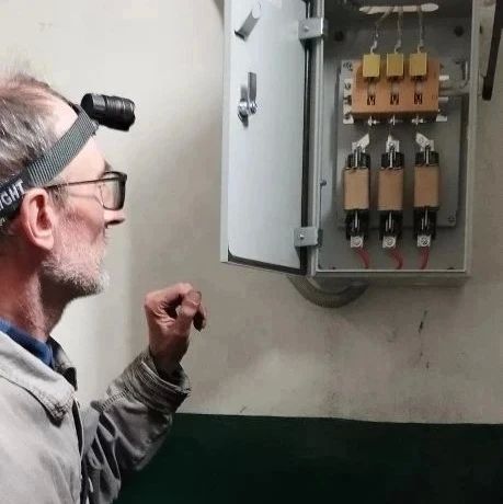 В многоквартирных домах Красного Луча единая управляющая компания за год заменила свыше 1000 метров труб и отремонтировала более 150 кровель В многоквартирных домах Красного Луча единая управляющая компания за год заменила свыше 1000 метров труб и отремонтировала более 150 кровель
