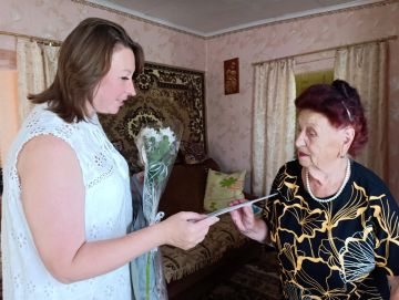 В Антрацитовском муниципальном округе чествовали Марию Егоровну Никоненко, которой исполнилось 95 лет!