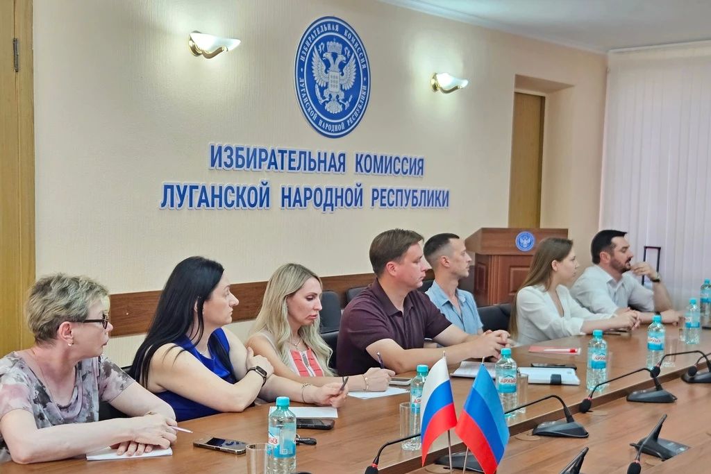 Избирательная комиссия ЛНР провела совещание с представителями региональных отделений политических партий по вопросам подготовки и проведения выборов депутатов Государственной Думы Федерального Собрания Российской Федерации... Избирательная комиссия ЛНР провела совещание с представителями региональных отделений политических партий по вопросам подготовки и проведения выборов депутатов Государственной Думы Федерального Собрания Российской Федерации...