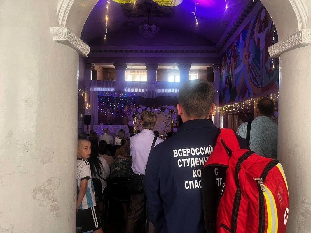 Добровольцы ССО «Молодогвардеец» ЛугРО ВСКС, студенты Краснодонского факультета инженерии и менеджмента (филиал) ЛГУ им. В. Даля, совместно с сотрудниками Отдела Министерства внутренних дел Российской Федерации... Добровольцы ССО «Молодогвардеец» ЛугРО ВСКС, студенты Краснодонского факультета инженерии и менеджмента (филиал) ЛГУ им. В. Даля, совместно с сотрудниками Отдела Министерства внутренних дел Российской Федерации...