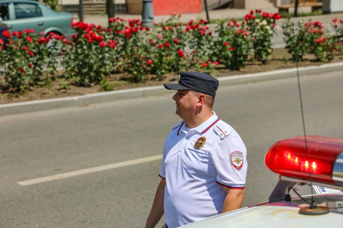 Сотрудники Госавтоинспекции провели тематическую акцию для водителей в честь празднования юбилея службы Сотрудники Госавтоинспекции провели тематическую акцию для водителей в честь празднования юбилея службы