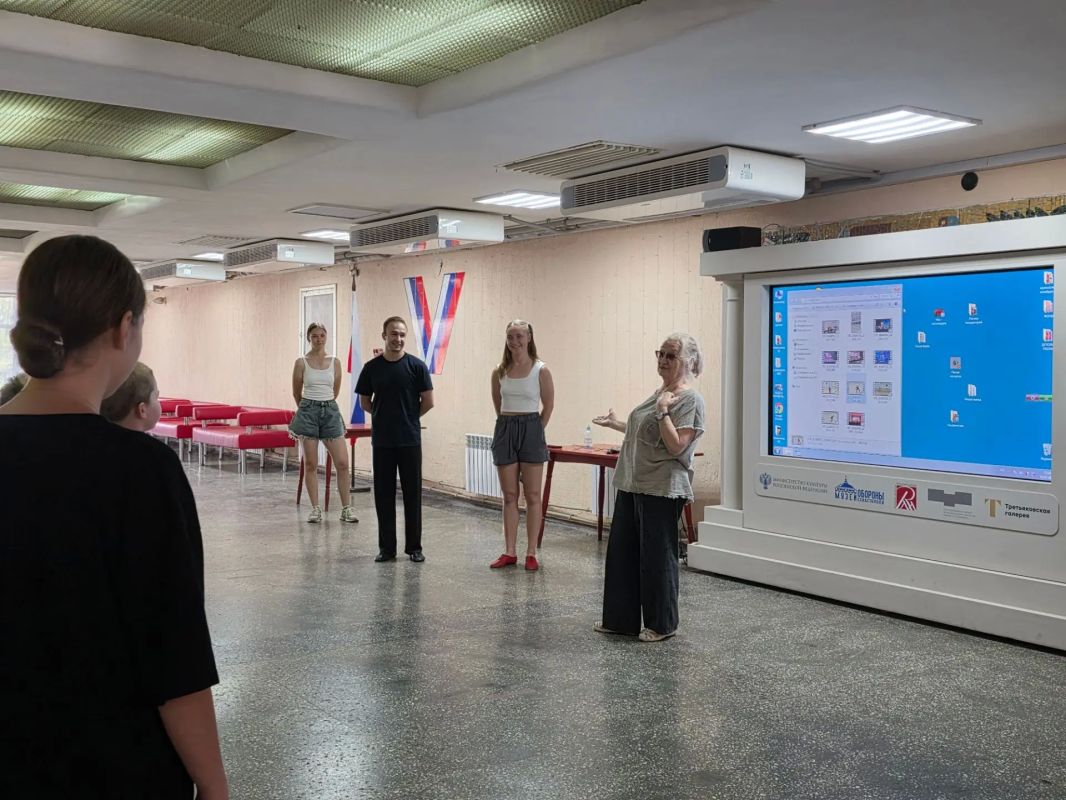 В Муниципальном бюджетном учреждении "Центр культуры города Алчевска" состоялся мастер-класс для участников народного ансамбля народного танца «Юный металлург» В Муниципальном бюджетном учреждении "Центр культуры города Алчевска" состоялся мастер-класс для участников народного ансамбля народного танца «Юный металлург»