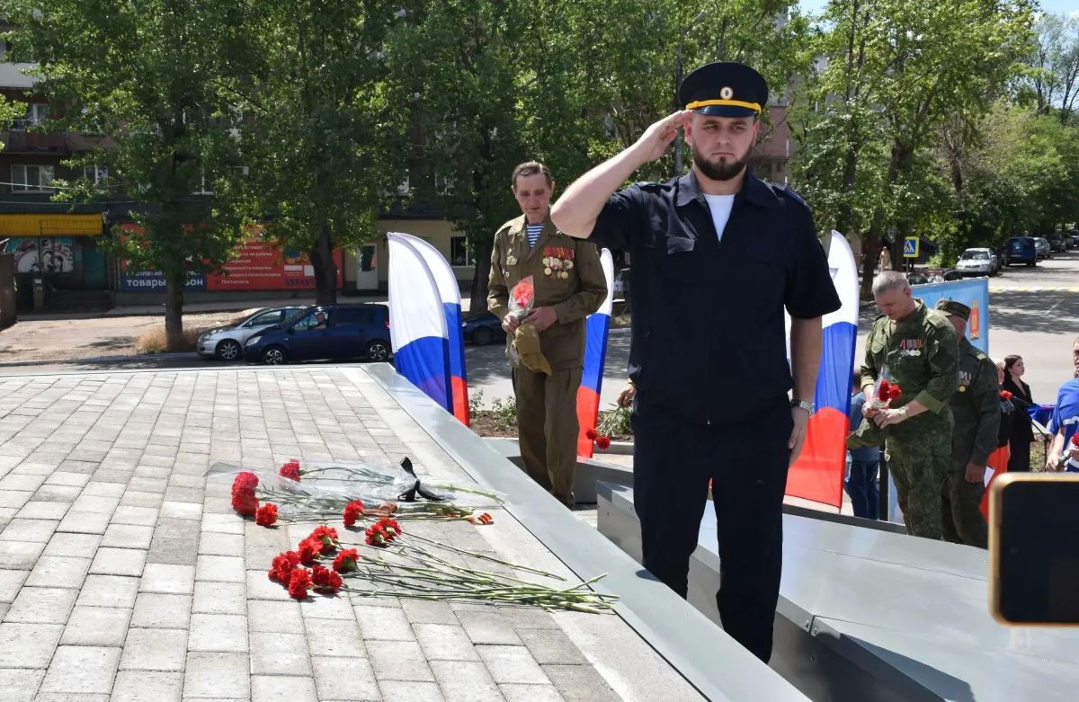 Правоохранители алчевского подразделения ОВД приняли участие в церемонии открытия обновлённого Обелиска Победы Правоохранители алчевского подразделения ОВД приняли участие в церемонии открытия обновлённого Обелиска Победы