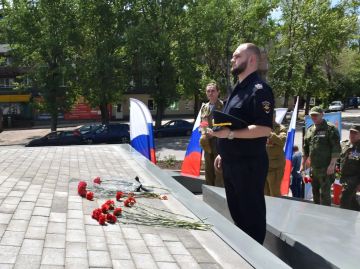Правоохранители алчевского подразделения ОВД приняли участие в церемонии открытия обновлённого Обелиска Победы