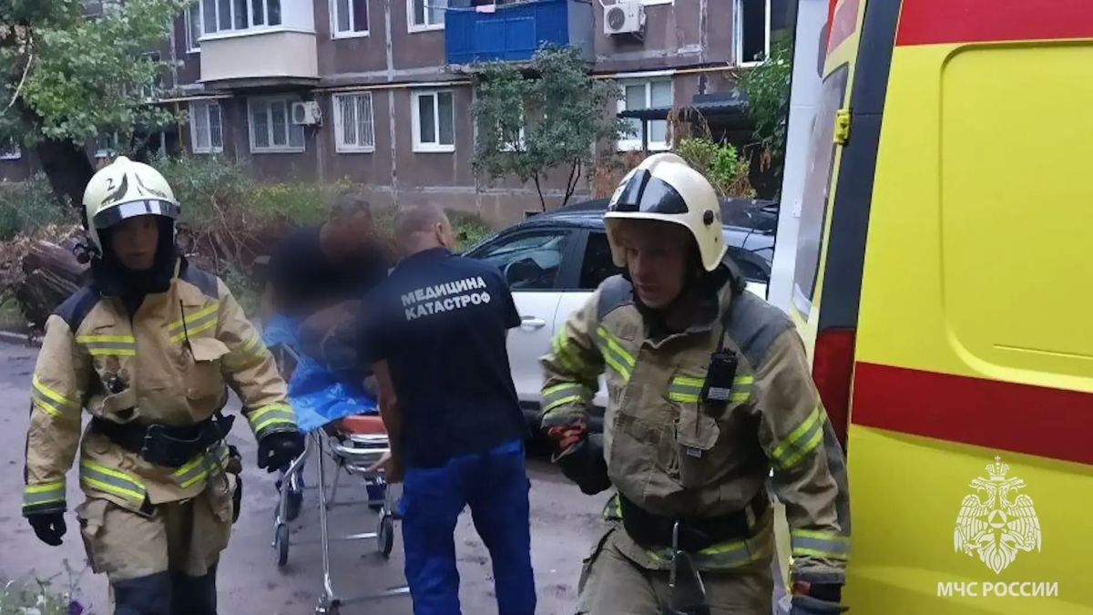 Сотрудники МЧС спасли мужчину из горящего дома в Луганске Сотрудники МЧС спасли мужчину из горящего дома в Луганске