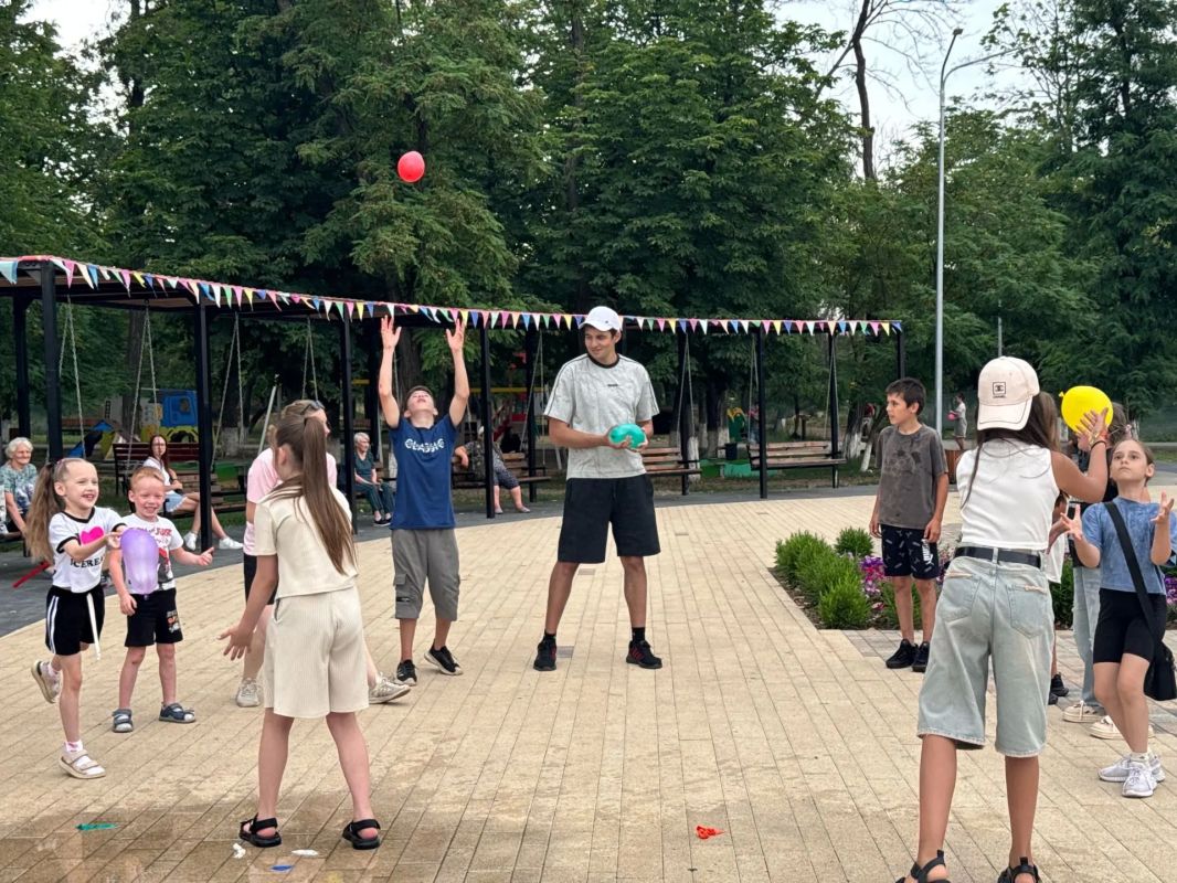 В Краснодонском парке им. «Молодой гвардии» состоялась детская развлекательная программа под названием «День пожарного» В Краснодонском парке им. «Молодой гвардии» состоялась детская развлекательная программа под названием «День пожарного»