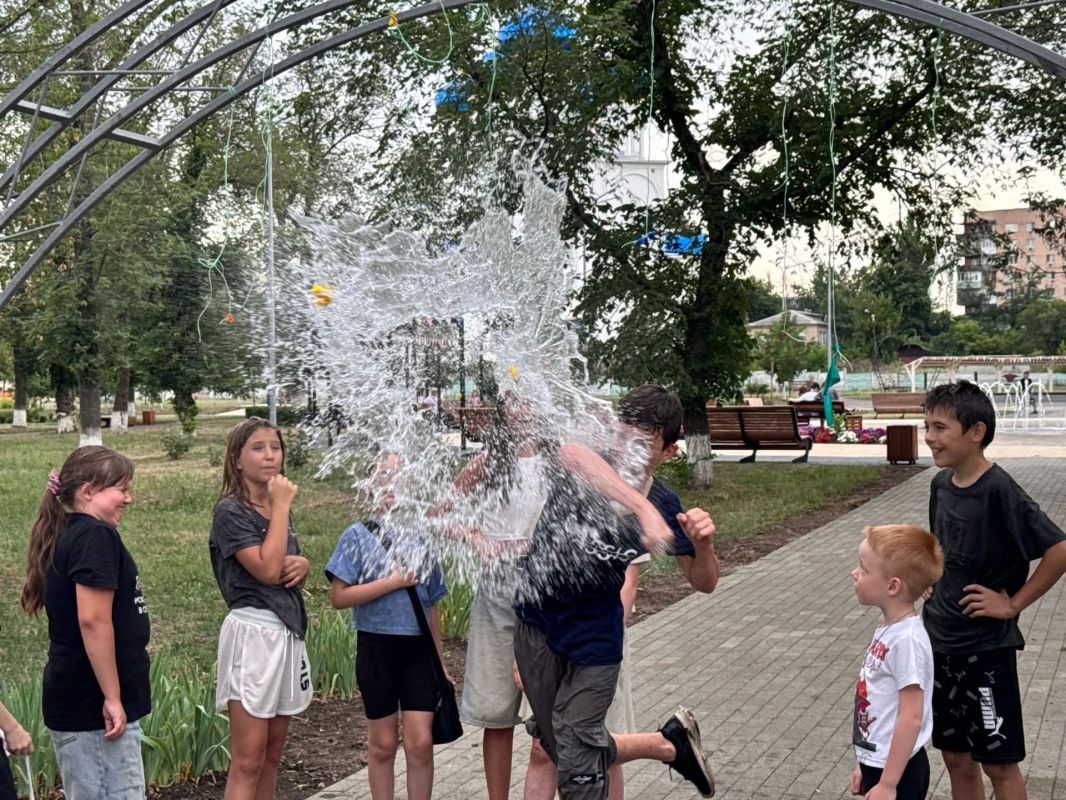 В Краснодонском парке им. «Молодой гвардии» состоялась детская развлекательная программа под названием «День пожарного» В Краснодонском парке им. «Молодой гвардии» состоялась детская развлекательная программа под названием «День пожарного»