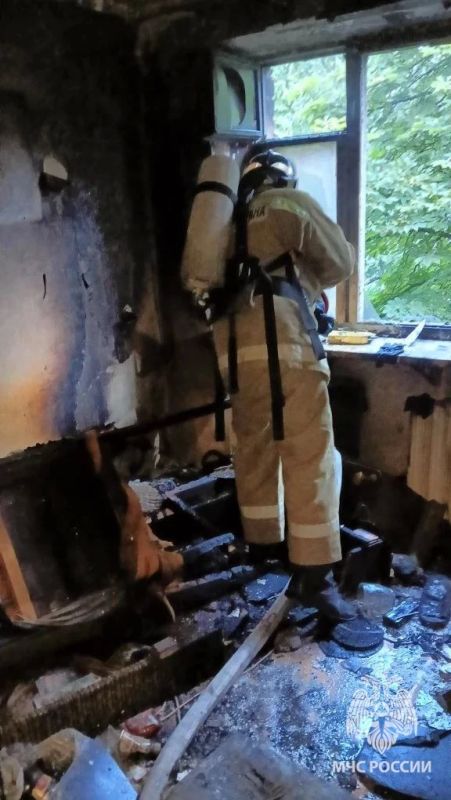 Сотрудники МЧС спасли мужчину из горящего дома в Луганске Сотрудники МЧС спасли мужчину из горящего дома в Луганске