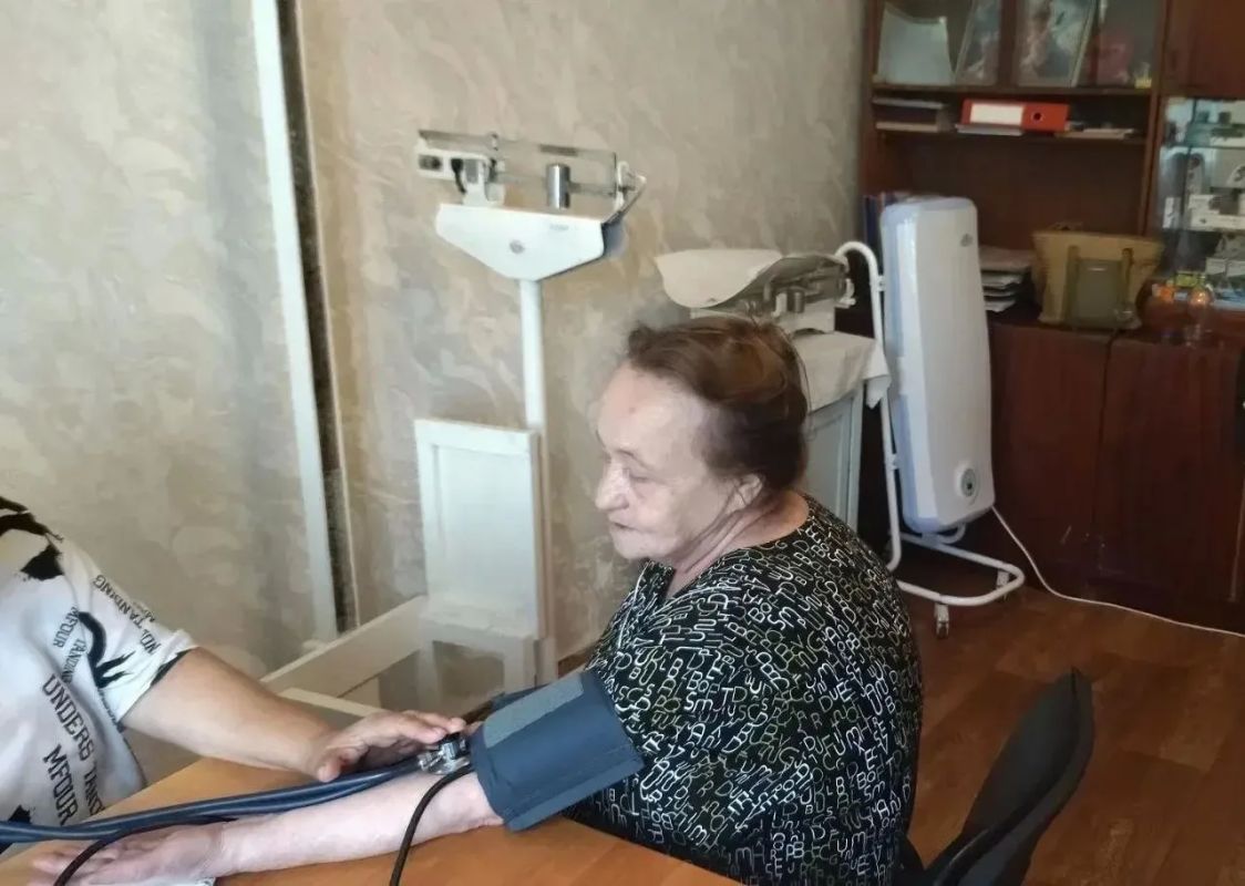 Выездная бригада Свердловской больницы провела прием в поселке Хмельницком Выездная бригада Свердловской больницы провела прием в поселке Хмельницком