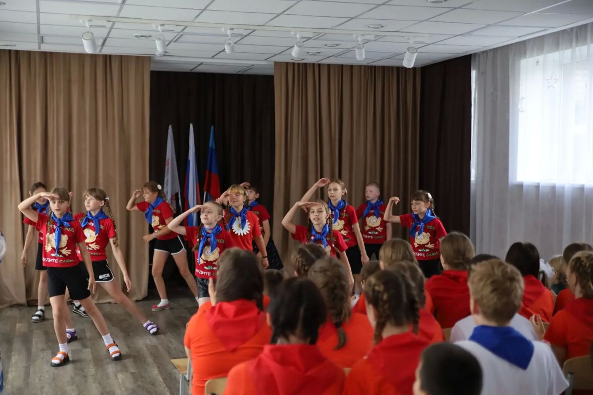 Глава Луганска привезла подарки в «Незабудку» Глава Луганска привезла подарки в «Незабудку»