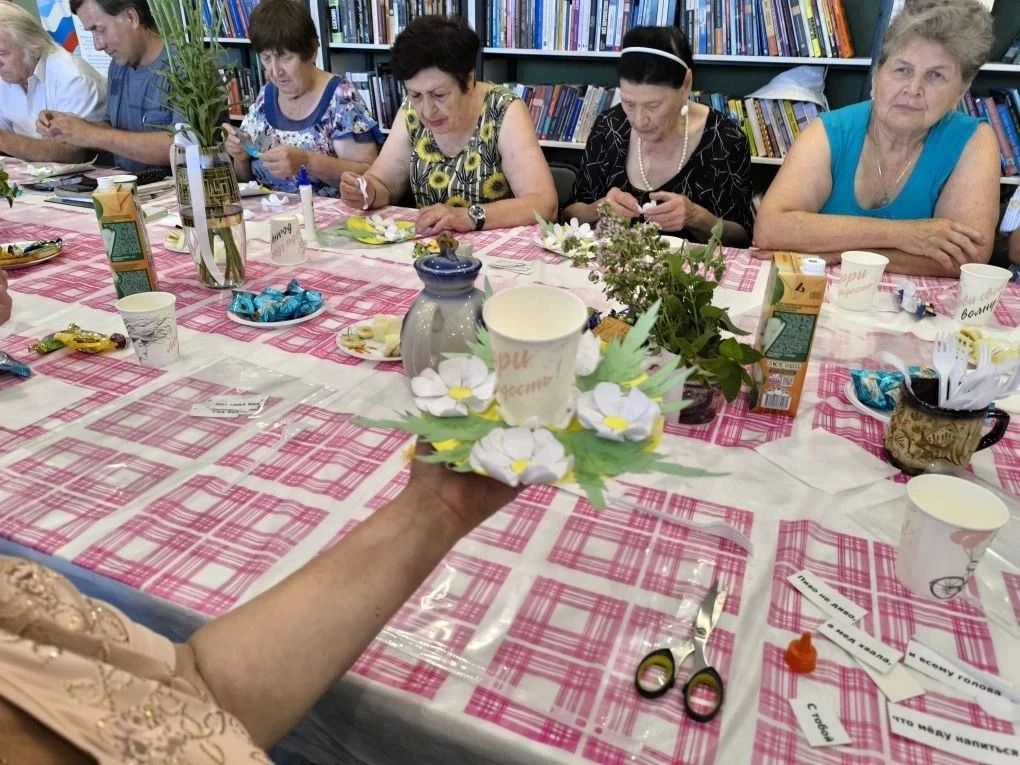 Июль – это макушка лета. Убавляются, но становятся всё жарче и знойнее дни Июль – это макушка лета. Убавляются, но становятся всё жарче и знойнее дни