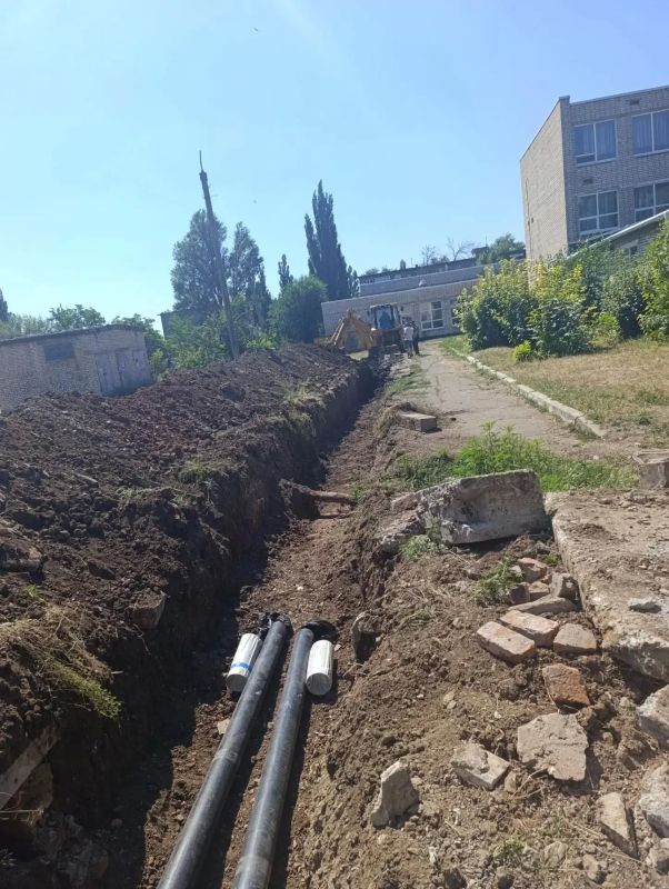 Аварийная бригада Омской области меняет теплотрассу в Стахановской специализированной школе №9 им. А. Стаханова Аварийная бригада Омской области меняет теплотрассу в Стахановской специализированной школе №9 им. А. Стаханова