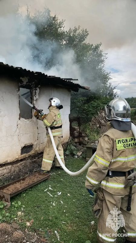 В Свердловском округе потушили пожар в нежилом доме