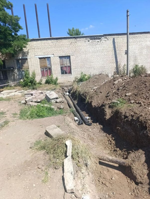 Аварийная бригада Омской области меняет теплотрассу в Стахановской специализированной школе №9 им. А. Стаханова Аварийная бригада Омской области меняет теплотрассу в Стахановской специализированной школе №9 им. А. Стаханова