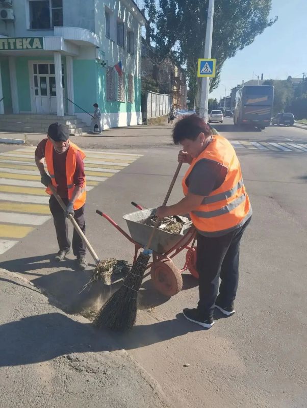 Ежедневные работы по уборке и благоустройству городских территорий продолжаются Ежедневные работы по уборке и благоустройству городских территорий продолжаются