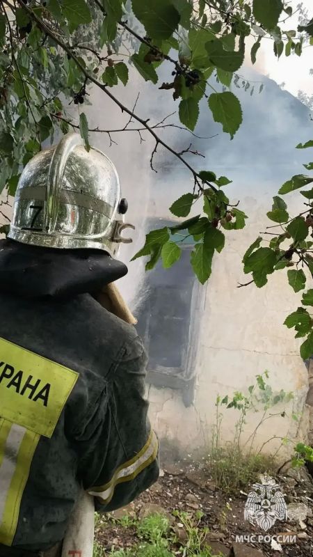 В Свердловском округе потушили пожар в нежилом доме В Свердловском округе потушили пожар в нежилом доме