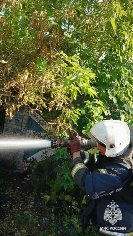 В Лисичанске пожарные не допустили распространения огня на частное подворье В Лисичанске пожарные не допустили распространения огня на частное подворье