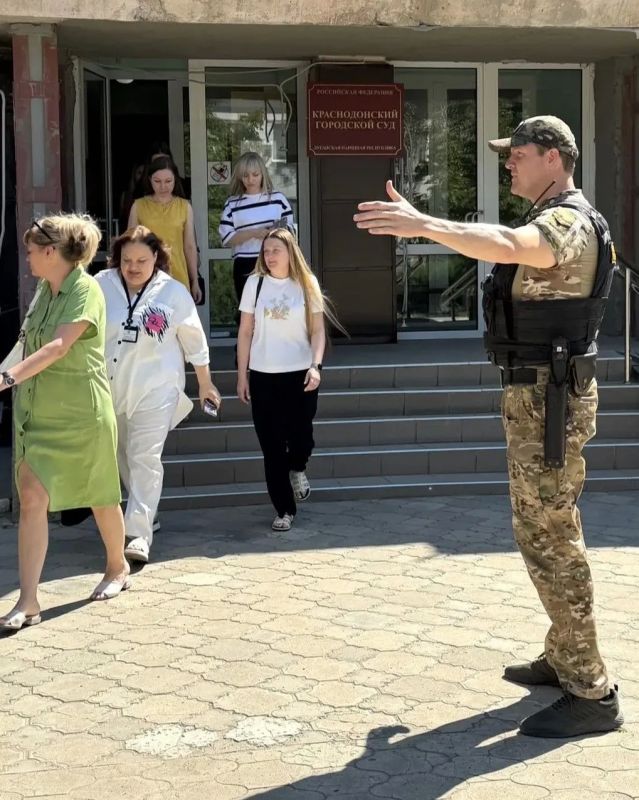 В Краснодонском городском суде проведена учебная тренировка по эвакуации В Краснодонском городском суде проведена учебная тренировка по эвакуации