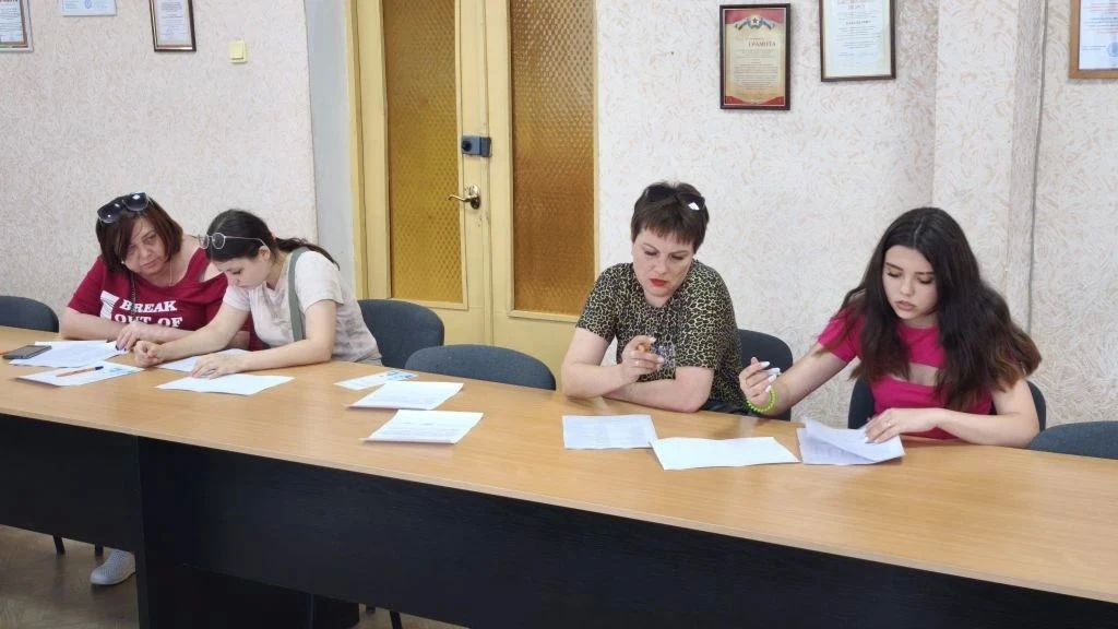 В Стаханове прошел круглый стол «Профессии семьи» В Стаханове прошел круглый стол «Профессии семьи»