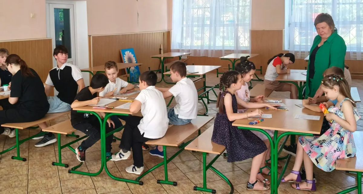 На Антрацитовской специальной (коррекционной) школыинтерната специалистами отдела опеки и попечительства над несовершеннолетними Администрации организовано творческое занятие «Раскрашиваем права ребенка» На Антрацитовской специальной (коррекционной) школыинтерната специалистами отдела опеки и попечительства над несовершеннолетними Администрации организовано творческое занятие «Раскрашиваем права ребенка»