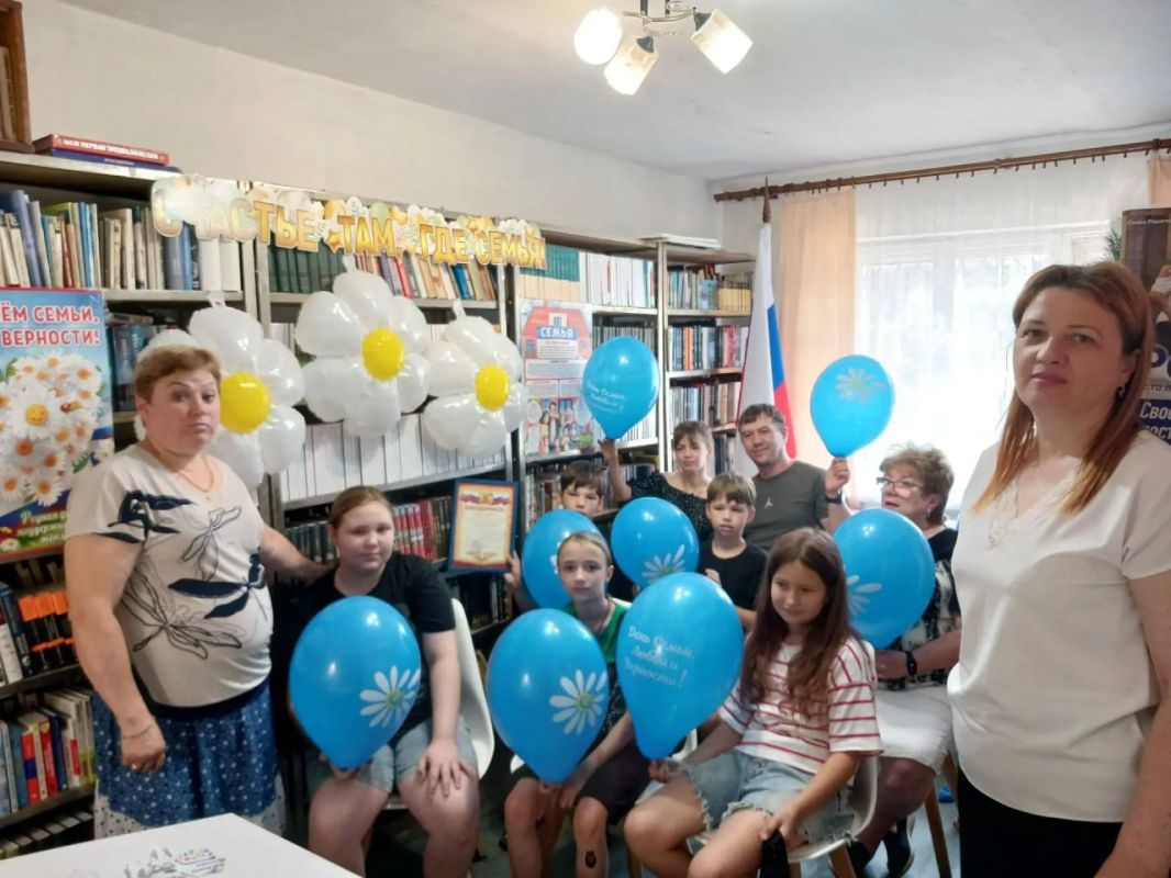 В преддверии замечательного праздника - Дня семьи, любви и верности, в библиотеке-филиале № 2 состоялась информационная беседа «Семья, согретая любовью»