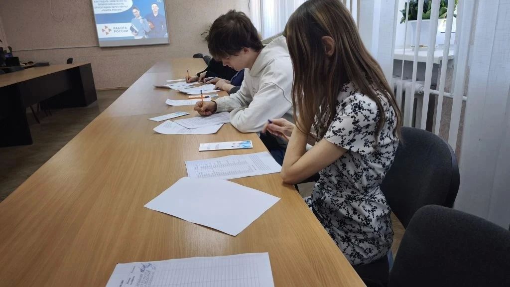 В Стаханове прошел круглый стол «Профессии семьи» В Стаханове прошел круглый стол «Профессии семьи»