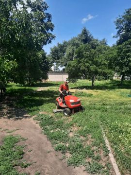 Сотрудники МУП «Спецкомавтотранс» города Ровеньки продолжают плановые работы по благоустройству городского округа