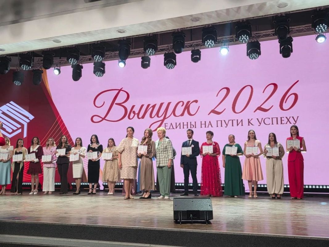 Ольга Бас: Сегодня имела честь присутствовать на выпускном Луганского государственного педагогического университета, и это было поистине волшебное событие! В этот особенный день я вручила красные дипломы нашим мальчишкам и... Ольга Бас: Сегодня имела честь присутствовать на выпускном Луганского государственного педагогического университета, и это было поистине волшебное событие! В этот особенный день я вручила красные дипломы нашим мальчишкам и...