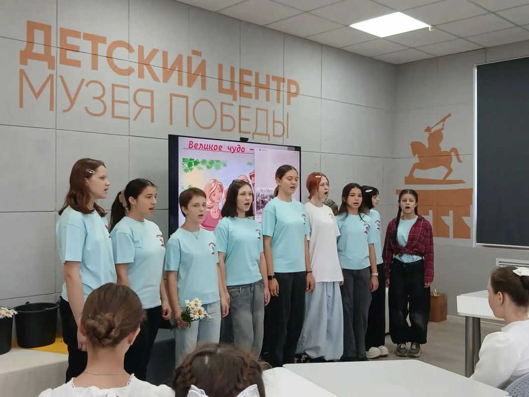 Великое чудо - семья!. . В Детском Центре «Музея Победы» Культурно досугового центра города Алчевска для детей Семейного центра города Алчевска прошло интересное мероприятие «Великое чудо семья», посвященное Дню семьи...