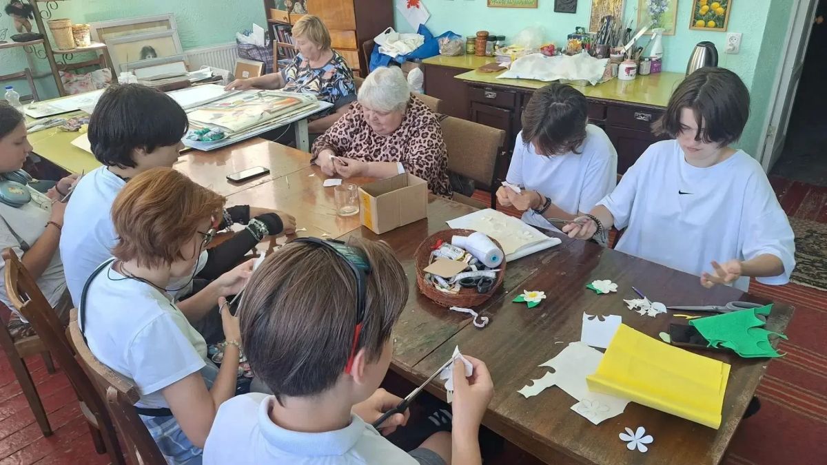 Участники коллектива ДПИ «Светлица» провели творческий мастер-класс «Ромашка — символ любви и верности» Участники коллектива ДПИ «Светлица» провели творческий мастер-класс «Ромашка — символ любви и верности»