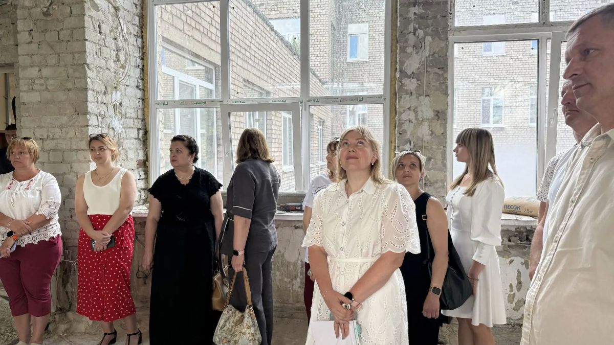 В Алчевске общественность проверили ход ремонта школ и детского сада В Алчевске общественность проверили ход ремонта школ и детского сада