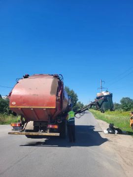 Работники МБУ Центр "Благоустройство" регулярно проводят вывоз мусора на территории округа