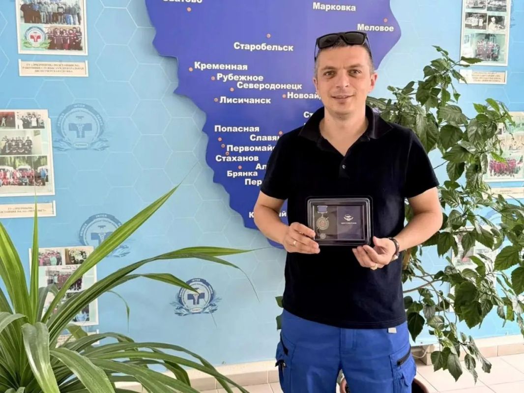 Фельдшер из Луганска награжден медалью «За самоотверженность и профессионализм» Фельдшер из Луганска награжден медалью «За самоотверженность и профессионализм»