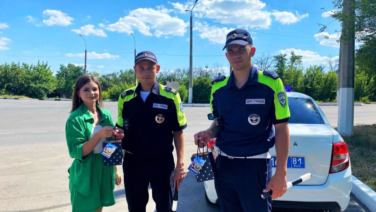Сотрудники Бугаевского Дома культуры организовали праздничную акцию, приуроченную ко Дню инспектора ГИБДД Сотрудники Бугаевского Дома культуры организовали праздничную акцию, приуроченную ко Дню инспектора ГИБДД