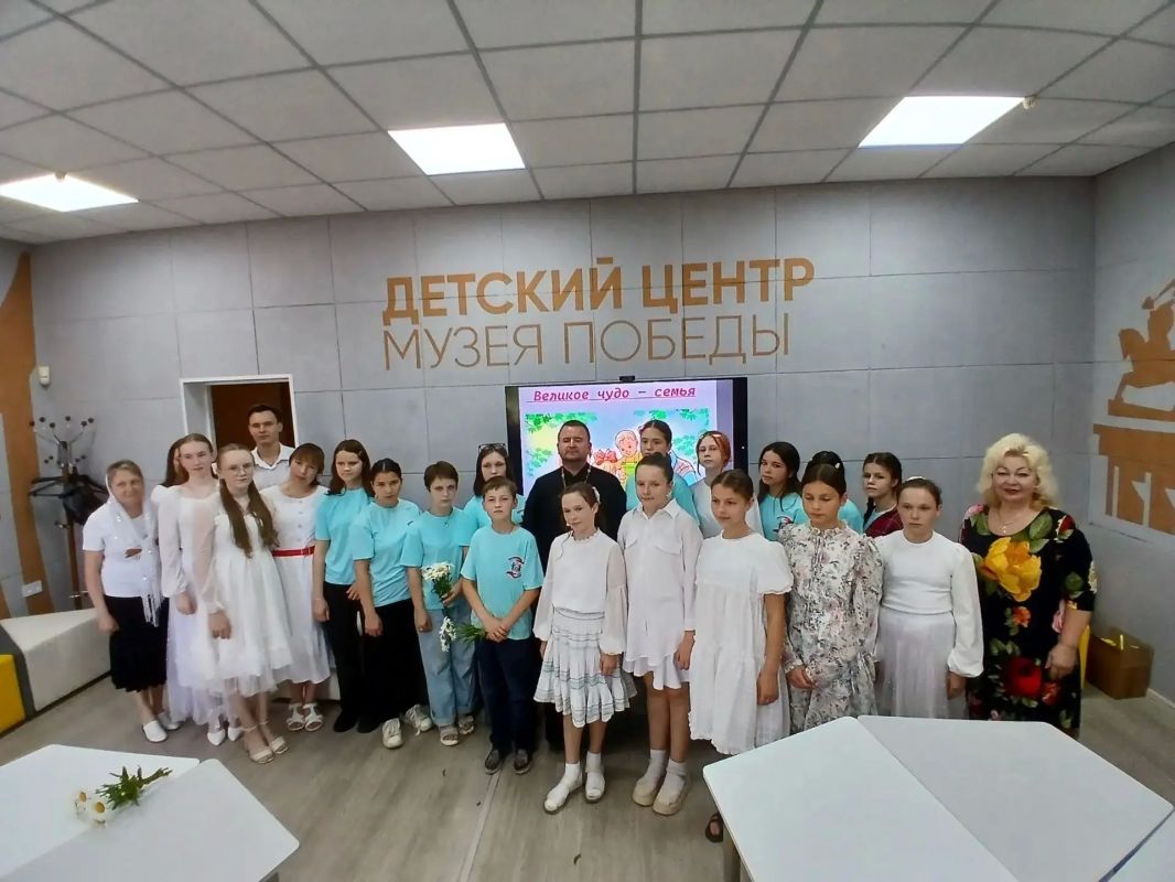 Великое чудо - семья!. . В Детском Центре «Музея Победы» Культурно досугового центра города Алчевска для детей Семейного центра города Алчевска прошло интересное мероприятие «Великое чудо семья», посвященное Дню семьи... Великое чудо - семья!. . В Детском Центре «Музея Победы» Культурно досугового центра города Алчевска для детей Семейного центра города Алчевска прошло интересное мероприятие «Великое чудо семья», посвященное Дню семьи...