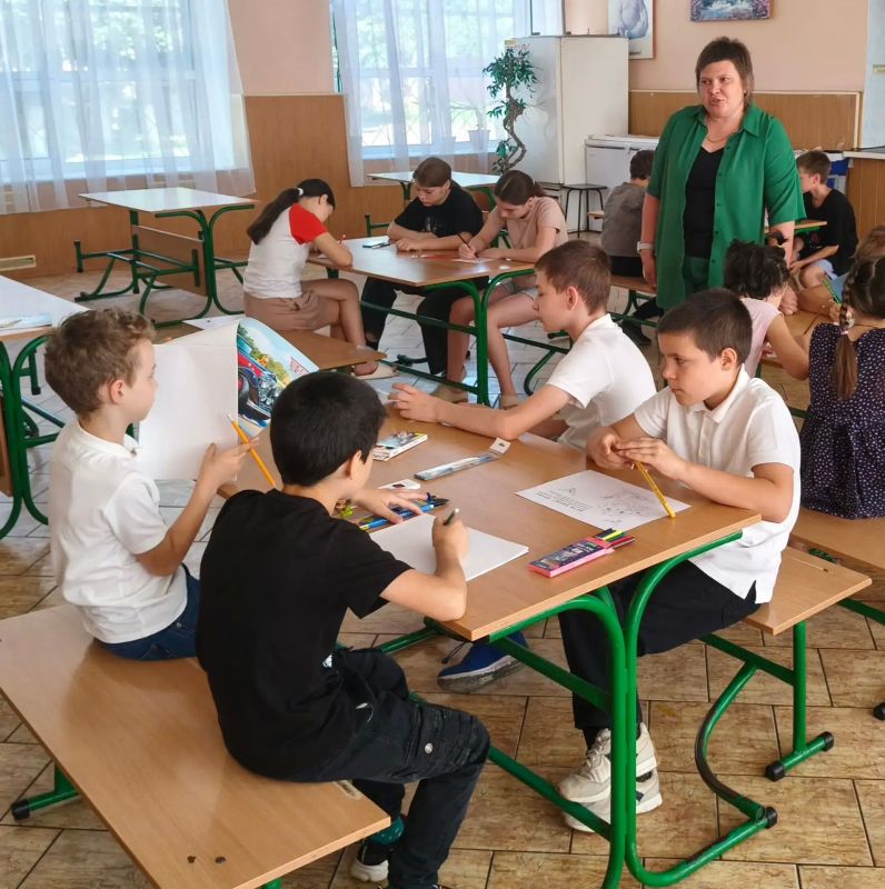 На Антрацитовской специальной (коррекционной) школыинтерната специалистами отдела опеки и попечительства над несовершеннолетними Администрации организовано творческое занятие «Раскрашиваем права ребенка» На Антрацитовской специальной (коррекционной) школыинтерната специалистами отдела опеки и попечительства над несовершеннолетними Администрации организовано творческое занятие «Раскрашиваем права ребенка»