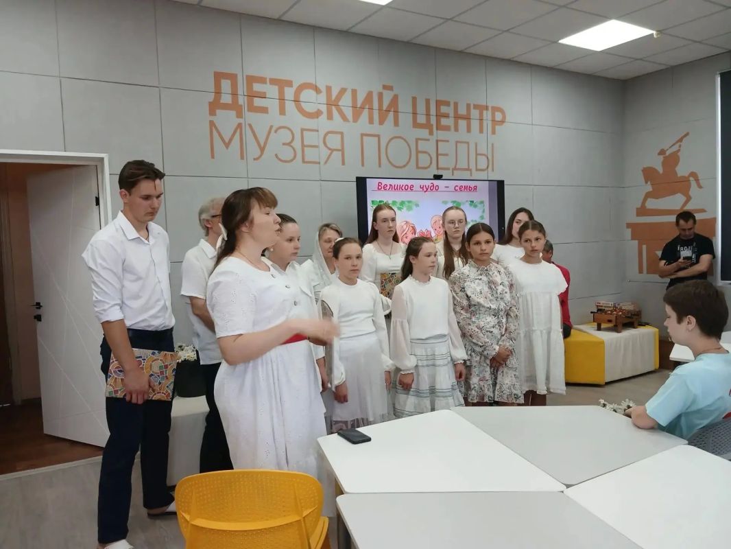 Великое чудо - семья!. . В Детском Центре «Музея Победы» Культурно досугового центра города Алчевска для детей Семейного центра города Алчевска прошло интересное мероприятие «Великое чудо семья», посвященное Дню семьи... Великое чудо - семья!. . В Детском Центре «Музея Победы» Культурно досугового центра города Алчевска для детей Семейного центра города Алчевска прошло интересное мероприятие «Великое чудо семья», посвященное Дню семьи...